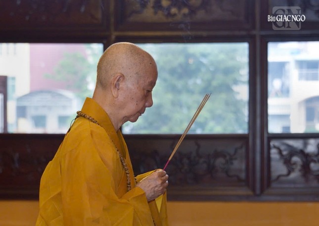 Đức Pháp chủ GHPGVN - Đại lão Hòa thượng Thích Trí Quảng niêm hương bạch Phật Đức Pháp chủ GHPGVN - Đại lão Hòa thượng Thích Trí Quảng niêm hương bạch Phật