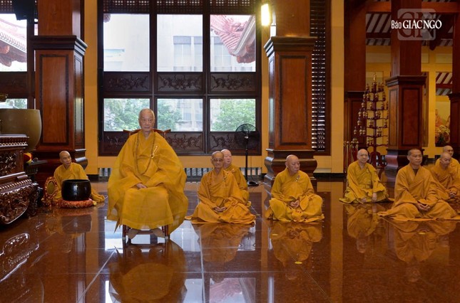 Đức Pháp chủ thính giới cùng đại chúng Đức Pháp chủ thính giới cùng đại chúng