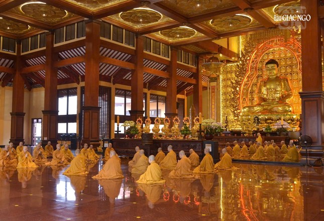 Bố-tát là nghi thức đặc thù của Tăng đoàn nhằm tăng trưởng các pháp lành Bố-tát là nghi thức đặc thù của Tăng đoàn nhằm tăng trưởng các pháp lành