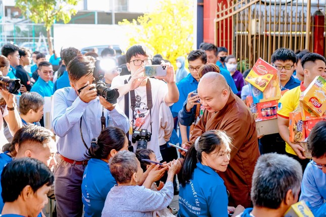 Thượng tọa Thích Trung Nguyện kết nối, trực tiếp tham gia các chương trình phối hợp hành động hỗ trợ nhiều đối tượng khó khăn, thanh niên khuyết tật - Ảnh: TNVNTP