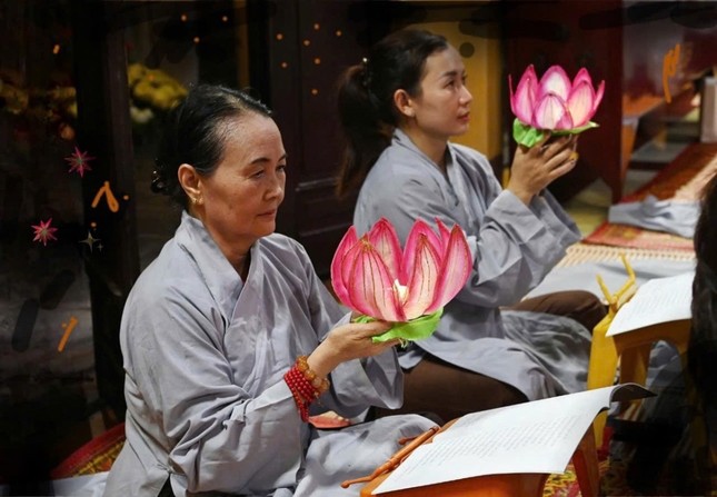 Cư sĩ Diệu Nhân Nguyễn Thị Xuân Loan hướng dẫn đạo tràng Phật tử Cư sĩ Diệu Nhân Nguyễn Thị Xuân Loan hướng dẫn đạo tràng Phật tử