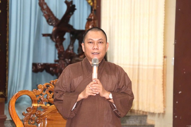 Thượng tọa Thích Nhuận Thông Trưởng, Trưởng ban Văn hóa Phật giáo tỉnh; Phó ban kiêm Chánh Thư ký Ban Giáo dục trình bày danh sách nhân sự dự kiến