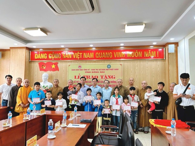 Đoàn trao quà hỗ trợ đến các cháu mồ côi