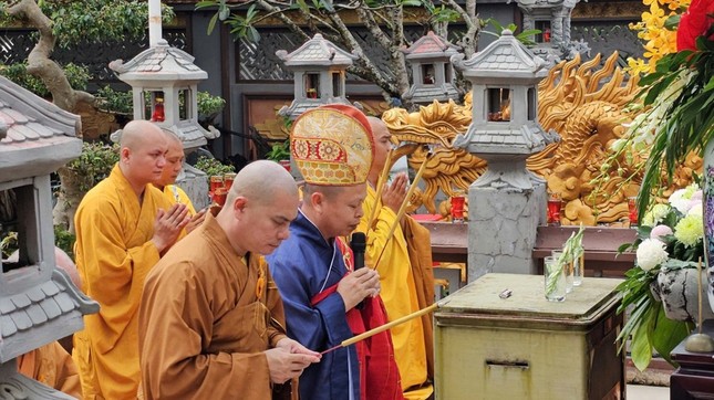Chư tôn đức niêm hương cầu nguyện cho công trình sớm thành tựu Chư tôn đức niêm hương cầu nguyện cho công trình sớm thành tựu