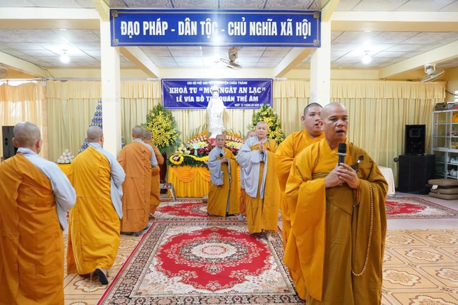 Đạo tràng kinh hành niệm Phật tại khóa tu Một ngày an lạc