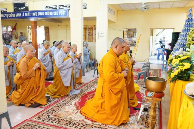 Chư tôn đức niêm hương bạch Phật