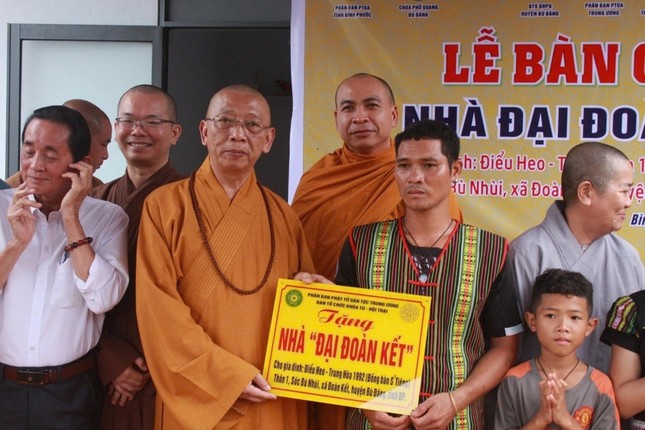 Trao bảng tài trợ xây dựng căn nhà Đại đoàn kết Trao bảng tài trợ xây dựng căn nhà Đại đoàn kết
