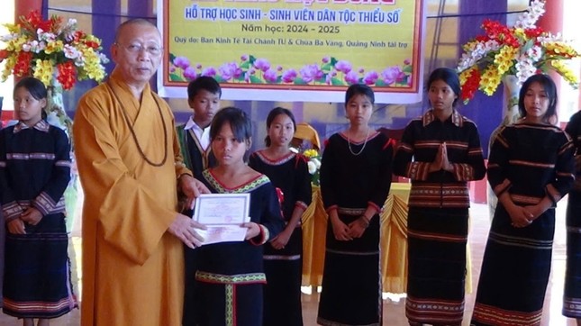 Thượng tọa Thích Quảng Tuấn trao học bổng cho học sinh tỉnh Gia Lai