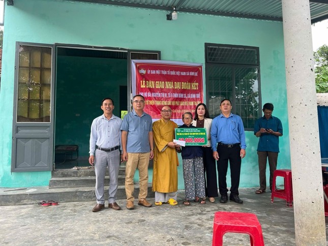 Bàn giao nhà và trao quà đến gia đình Bàn giao nhà và trao quà đến gia đình