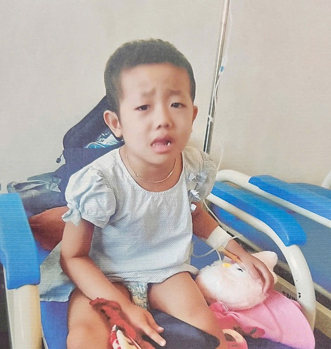 Cháu Đặng Hoài Ngọc Bảo Trân (sinh năm 2019) bị bệnh khối u nguyên bào