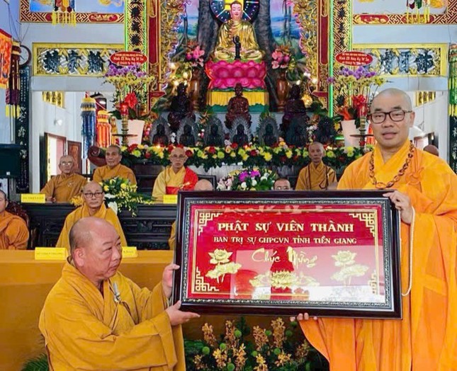 Thượng tọa Thích Quảng Lộc chúc mừng Đại đức Thích Thiện Minh với &quot;Phật sự viên thành&quot;