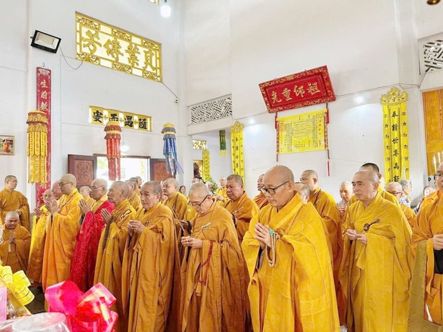 Chư tôn đức thực hiện nghi thức khánh tạ Tam bảo