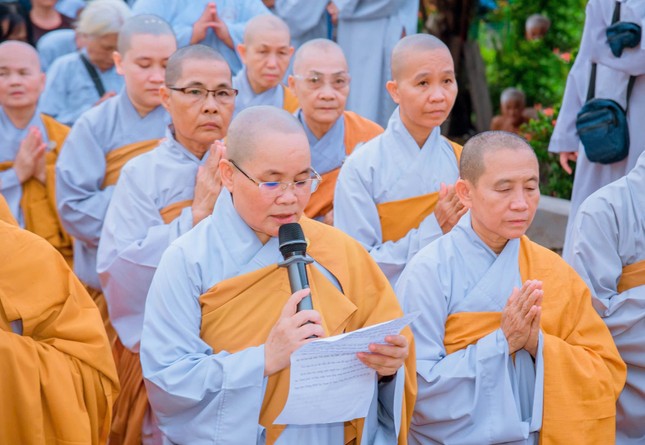 Ni sư Thích nữ Nghiêm Thành, trụ trì chùa Giác Hoa báo cáo quá trình xây dựng tam quan chùa và cầu Bồ Đề Ni sư Thích nữ Nghiêm Thành, trụ trì chùa Giác Hoa báo cáo quá trình xây dựng tam quan chùa và cầu Bồ Đề