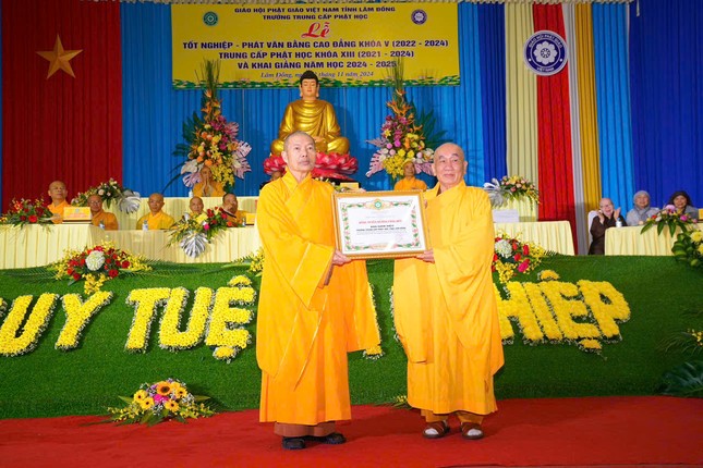 Hòa thượng Thích Thanh Tân trao Bằng tuyên dương công đức đến Hòa thượng Thích Viên Thanh, Hiệu trưởng Trường Trung cấp Phật học Lâm Đồng Hòa thượng Thích Thanh Tân trao Bằng tuyên dương công đức đến Hòa thượng Thích Viên Thanh, Hiệu trưởng Trường Trung cấp Phật học Lâm Đồng