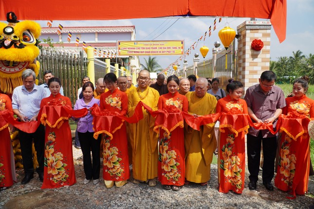 Chư tôn đức cắt băng thượng bảng hiện tịnh xá Minh Đức