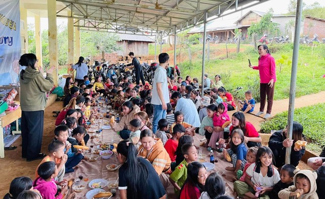 Các bạn trẻ nhóm thiện nguyện Điện Bàn chia sẻ bữa cơm cho trẻ em làng Vi Pờ Ê, ngôi làng nghèo nhất tỉnh Kon Tum Các bạn trẻ nhóm thiện nguyện Điện Bàn chia sẻ bữa cơm cho trẻ em làng Vi Pờ Ê, ngôi làng nghèo nhất tỉnh Kon Tum