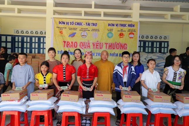 Đại đức Thích Minh Thành, Phó trưởng Phân ban, đặc trách hoằng pháp, kinh tế phía Bắc, trụ trì chùa Linh Quang trao quà đến bà con tại tỉnh Nghệ An