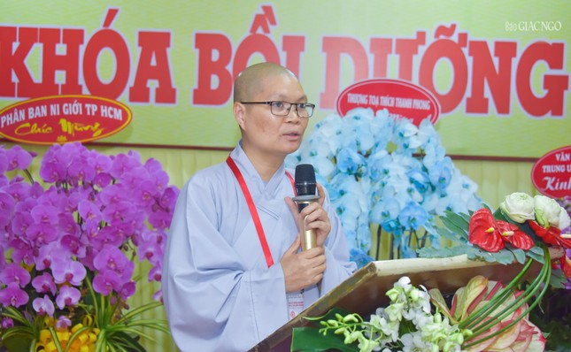 Ni sư Thích nữ Huệ Đức báo cáo công tác tổ chức