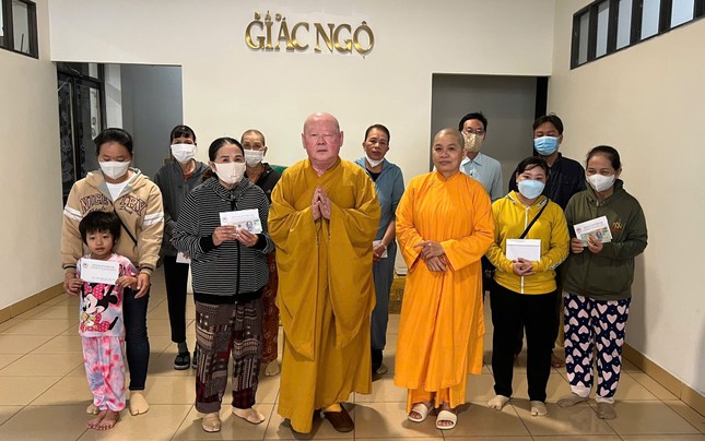 Ban Từ thiện xã hội Báo Giác Ngộ trao tiền ủng hộ của bạn đọc đến bệnh nhân nghèo - Ảnh: BTTXH Ban Từ thiện xã hội Báo Giác Ngộ trao tiền ủng hộ của bạn đọc đến bệnh nhân nghèo - Ảnh: BTTXH