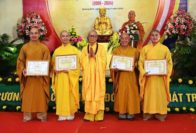 Chư tôn đức thuộc Ban Trị sự đón nhận Bằng tuyên dương công đức do Hòa thượng Trưởng ban Trị sự tỉnh trao tặng