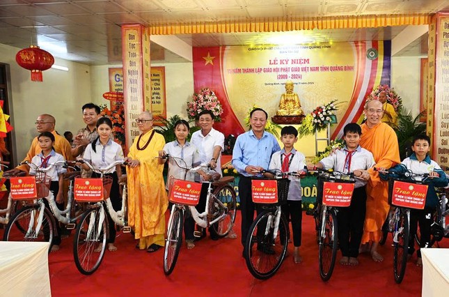 Ban Trị sự GHPGVN tỉnh tặng 21 xe đạp cho các học sinh nghèo