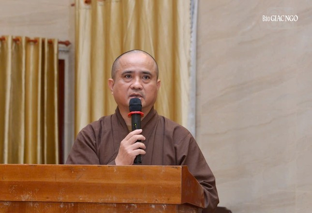 Thượng tọa Thích Tâm Hải báo cáo Khóa bồi dưỡng thiết kế truyền thông Phật giáo lần đầu tiên Ban Thông tin - Truyền thông GHPGVN TP.HCM tổ chức