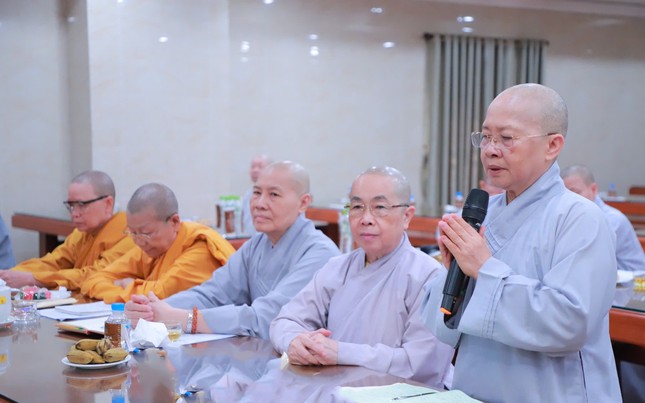 Ni trưởng Thích nữ Như Thảo báo cáo hoạt động của Ni giới TP.HCM