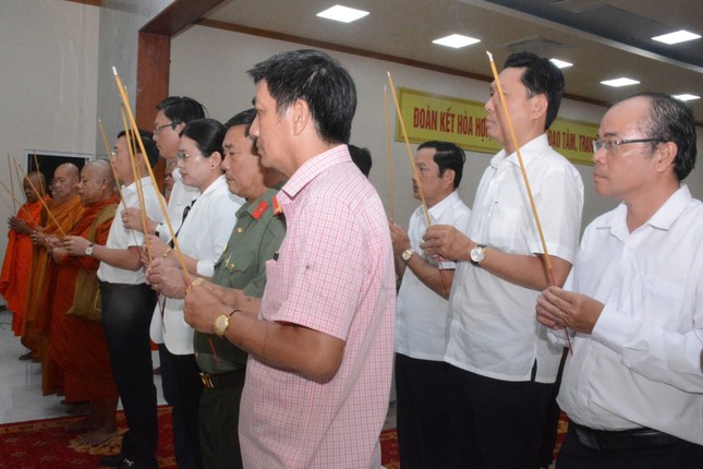 Lãnh đạo các cơ quan tỉnh dâng hương tưởng niệm các nạn nhân tử vong do tai nạn giao thông Lãnh đạo các cơ quan tỉnh dâng hương tưởng niệm các nạn nhân tử vong do tai nạn giao thông