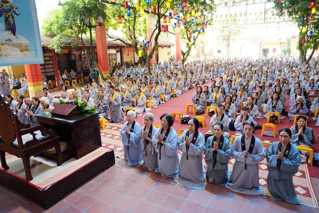 Phật tử về tu Bát Quan trai tại chùa Bằng Phật tử về tu Bát Quan trai tại chùa Bằng