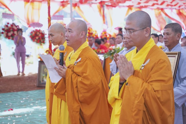 Đại đức Thích Tâm Quốc dâng lời phát nguyện nhận nhiệm vụ Đại đức Thích Tâm Quốc dâng lời phát nguyện nhận nhiệm vụ