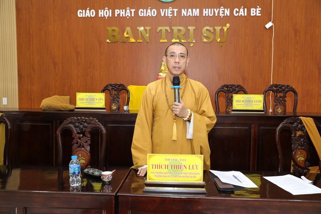 Thượng tọa Thích Thiện Lưu, Trưởng ban Trị sự Phật giáo huyện phát biểu đúc kết