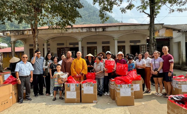 Chương trình đã tặng 200 phần quà đến người đồng bào H.Văn Chấn, tỉnh Yên Bái và 712 phần quà học sinh tại Trường Dân tộc Bán trú Chiềng Khừa - Ảnh: T.G