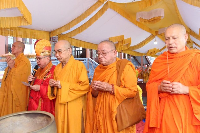 Chư tôn đức niêm hương, bạch Phật