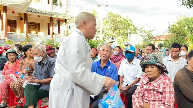 Ni sư Thích nữ Như Hiền trao quà đến bà con Ni sư Thích nữ Như Hiền trao quà đến bà con