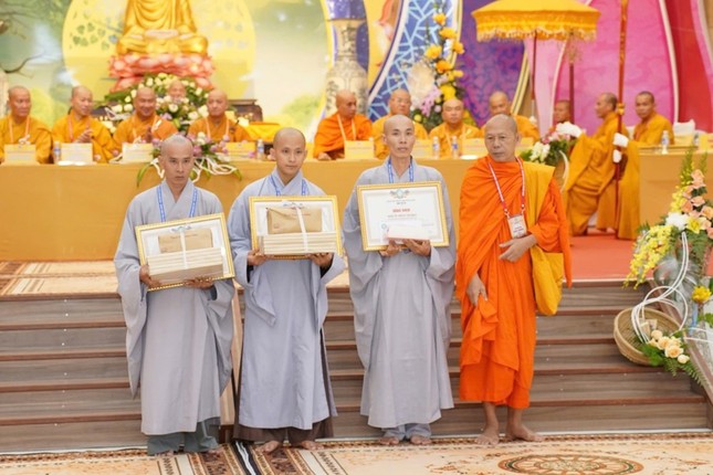 Hòa thượng Danh Đổng trao phần thượng đến giới tử đạt điểm cao trong kỳ khảo hạch của Ban Tổ chức