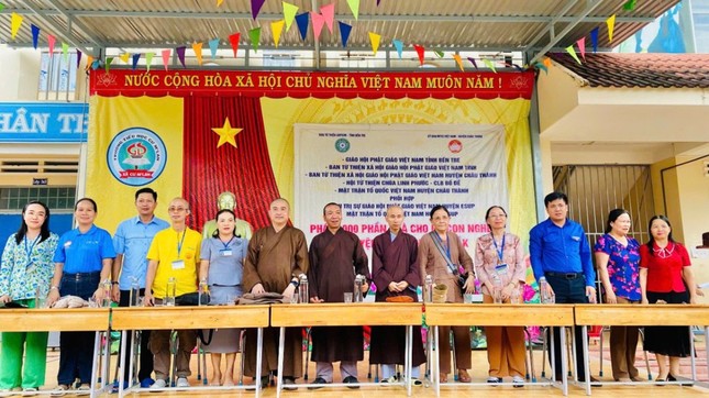 Đoàn từ thiện thăm hỏi bà con địa phương