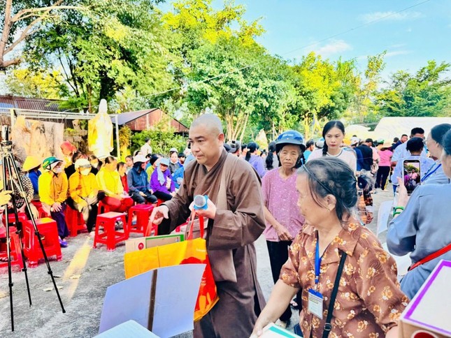 Đại đức Thích Xuân Trí hỗ trợ bà con đến nhận quà của đoàn