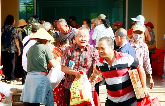 Đoàn hỗ trợ quà cuối năm đến người khiếm thị khó khăn Đoàn hỗ trợ quà cuối năm đến người khiếm thị khó khăn