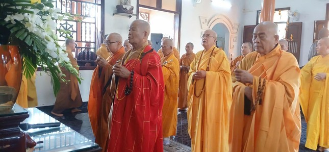 Chư tôn đức thắp hương tưởng niệm Trưởng lão Hòa thượng