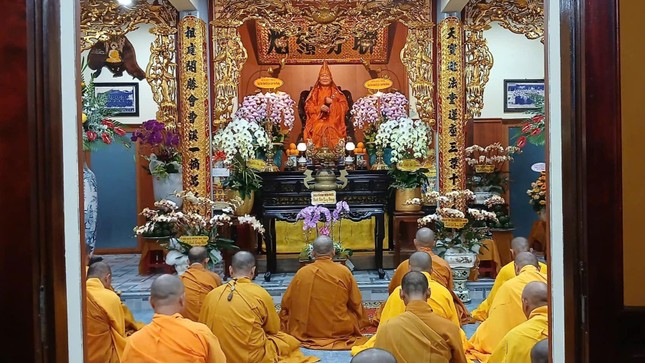 Môn đồ pháp quyến thực hiện khóa lễ tụng kinh cúng dường