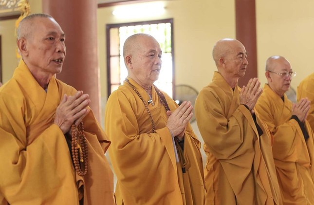 Chư tôn đức đảnh lễ Đức Phật hoàng Chư tôn đức đảnh lễ Đức Phật hoàng