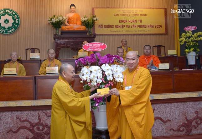 Trưởng lão Hòa thượng Thích Thiện Pháp thay mặt Ban Thường trực Hội đồng Trị sự tặng lẵng hoa và cúng dường đến Ban Tổ chức