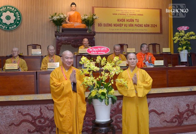 Hòa thượng Thích Thiện Thống tặng lẵng hoa chúc mừng của Ban Tăng sự T.Ư