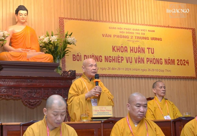 Trưởng lão Hòa thượng Chủ tịch Hội đồng Trị sự kiêm Trưởng ban Tăng sự T.Ư huấn từ tại lễ khai mạc Khóa huân tu và Bồi dưỡng nghiệp vụ văn phòng