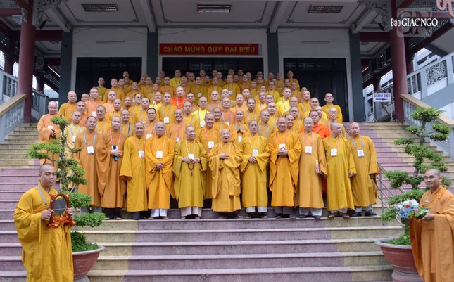 Chụp ảnh lưu niệm tại Văn phòng II T.Ư - thiền viện Quảng Đức, sáng 26-11