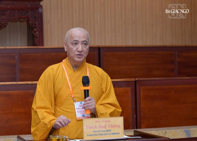 Sau Lễ khai mạc, Hòa thượng Thích Huệ Thông chia sẻ chuyên đề Quản trị hành chánh văn phòng