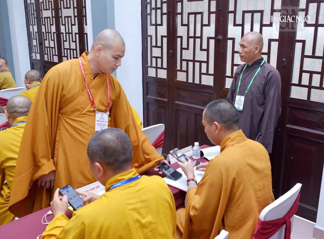 Đại đức Thích Minh Ân quét mã QR để kiểm diện