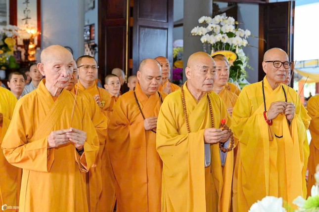 Chư tôn đức Ban Trị sự thắp hương tưởng niệm Ni trưởng Thích nữ Như Bửu