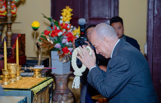 Quốc vương Norodom Sihamoni lễ Phật tại chùa chính điện chùa Quán Sứ Quốc vương Norodom Sihamoni lễ Phật tại chùa chính điện chùa Quán Sứ