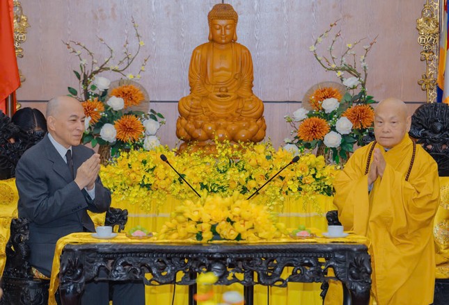 Trưởng lão Hòa thượng Thích Thiện Nhơn tiếp Quốc vương Norodom Sihamoni Trưởng lão Hòa thượng Thích Thiện Nhơn tiếp Quốc vương Norodom Sihamoni